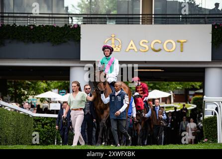 Bluestocking et Rossa Ryan se dirigent vers le départ pour les King George VI & Queen Elizabeth QIPCO Stakes 2024 à Ascot. Crédit JTW Equine images / Alamy Banque D'Images