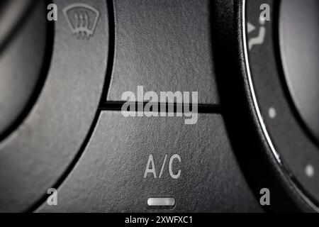 interrupteur de climatisation à l'intérieur d'une voiture d'occasion Banque D'Images