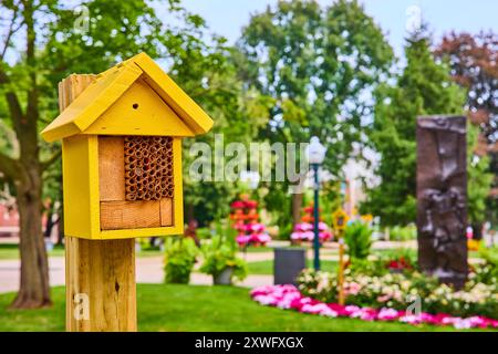Yellow Insect House dans un parc luxuriant vue à hauteur des yeux Banque D'Images