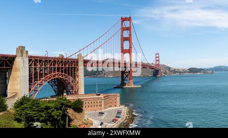 Le Golden Gate Bridge s'étend sur la baie de San Francisco par une journée d'été ensoleillée, mettant en valeur sa teinte rouge vibrante et son design architectural époustouflant. Banque D'Images