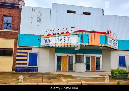 Théâtre d'État abandonné avec nostalgique Marquee à Benton Harbor Eye Level Banque D'Images