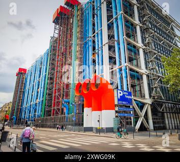 08 19 2024 - Paris, France. Tuyaux et évents colorés sur le mur du Centre Georges Pompidou à Paris, France. Façade de bâtiment d'architecture moderne Banque D'Images