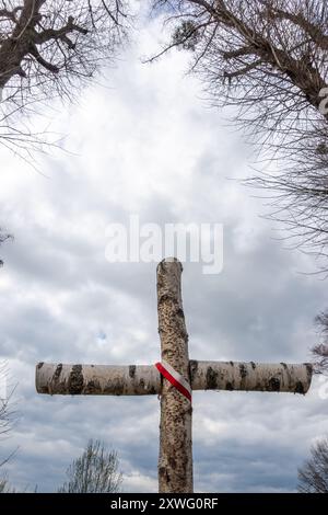 Une croix de cimetière de bouleau avec un emblème aux couleurs nationales polonaises. Une croix commémorant les soldats morts pendant la guerre de Pologne Banque D'Images