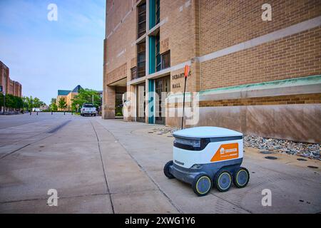 Robot de livraison autonome sur la passerelle du campus universitaire vue à angle bas Banque D'Images