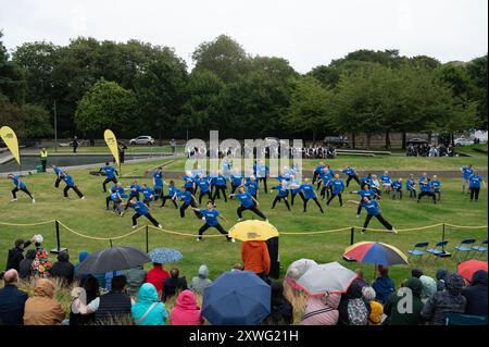 Edimbourg, le 19 août 2024. Scottish Ballet a présenté une pièce de danse spécialement commandée mettant en vedette la compagnie Youth Exchange du Scottish Ballet, le personnel du NHS, Dance for Parkinson’s Scotland participants et la PRIME Elders Dance Company de Dance base. L’œuvre a été interprétée pour « Mackay’s Memoirs » par le regretté artiste écossais de fusion celtique Martyn Bennett, une œuvre phare du GRIT Orchestra, qui a été commandée à l’origine pour l’ouverture du bâtiment du Parlement écossais en 1999. Crédit : Tom Duffin/Alamy Live News Banque D'Images