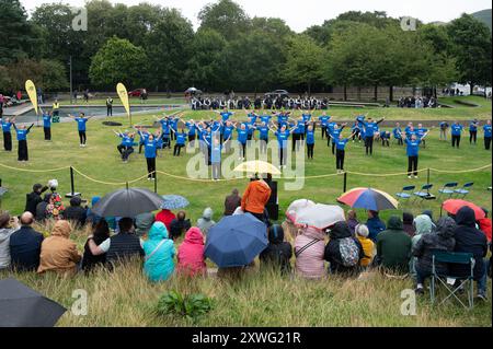 Edimbourg, le 19 août 2024. Scottish Ballet a présenté une pièce de danse spécialement commandée mettant en vedette la compagnie Youth Exchange du Scottish Ballet, le personnel du NHS, Dance for Parkinson’s Scotland participants et la PRIME Elders Dance Company de Dance base. L’œuvre a été interprétée pour « Mackay’s Memoirs » par le regretté artiste écossais de fusion celtique Martyn Bennett, une œuvre phare du GRIT Orchestra, qui a été commandée à l’origine pour l’ouverture du bâtiment du Parlement écossais en 1999. Crédit : Tom Duffin/Alamy Live News Banque D'Images