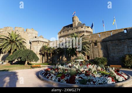 Le château de la Duchesse Anne de Bretagne dans la ville fortifiée abrite l'hôtel de ville de Saint-Malo. Bretagne, France Banque D'Images