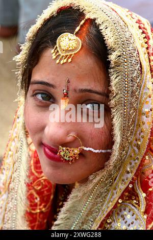 INDE. VARANASI (EX BENARES). JEUNE MARIE ET TOUS SES APPARATS Banque D'Images