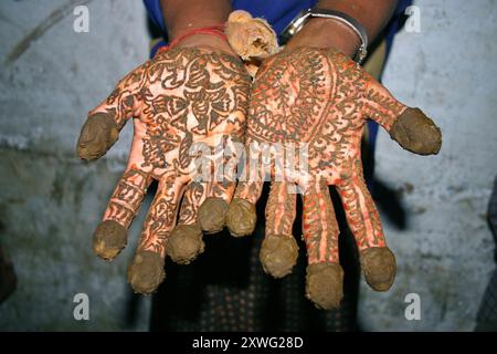 INDE. VARANASI (EX BENARES). MAINS ORNEES DE HENNE LORS D'UNE CEREMONIE DE MARIAGE Banque D'Images