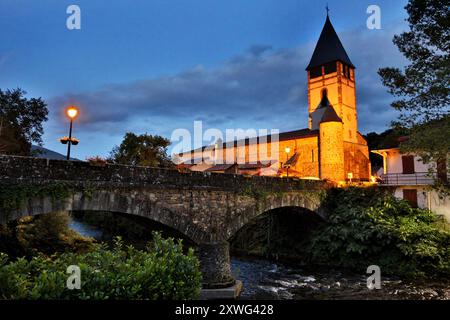 PYRÉNÉES ATLANTIQUES, (64), PAYS BASQUE, SAINT-ETIENNE-DE-BAIGORRY, LA NUIT, AU PIED DE L'EGLISE, LE VIEUX PONT ENJAMBE LA NIVE Banque D'Images