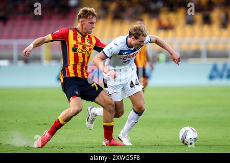 Lecce, Italie. 19 août 2024. Balthazar Pierret de l'US Lecce et Marco Brescianini d'Atalanta BC s'affrontent pour le ballon lors du match de Serie A entre l'US Lecce et Atalanta BC au Stadio via del Mare à Lecce (Italie), le 19 août 2024. Crédit : Insidefoto di andrea staccioli/Alamy Live News Banque D'Images