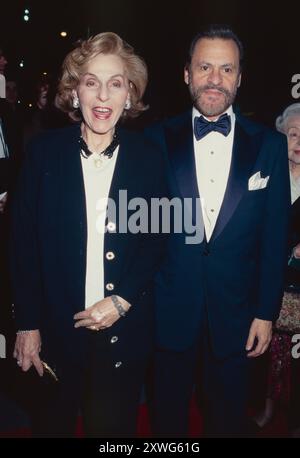 Fran Weissler et Barry Weissler assistent à la soirée d'ouverture de 'present Laughter' au Walter Kerr Theatre de New York le 18 novembre 1996. Crédit photo : Henry McGee/MediaPunch Banque D'Images