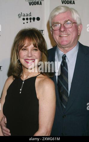 Marlo Thomas et Phil Donahue assistent à la 14e cérémonie annuelle des GLAAD Media Awards au Marriott Marquis à New York le 7 avril 2003. Crédit photo : Henry McGee/MediaPunch Banque D'Images