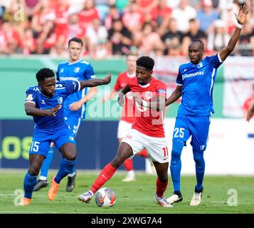 Offenbach, Hesse, Allemagne. 19 août 2024. Le milieu de terrain de Kickers Offenbach BOUBACAR BARRY (11 ans) déplace le ballon contre 1. Le défenseur du FC Magdeburg DANIEL HEBER (15 ans) lors d'un match de premier tour en DFB-Pokal le 19 août 2024 à Offenbach. Offenbach a gagné, 2-1. (Crédit image : © Scott Coleman/ZUMA Press Wire) USAGE ÉDITORIAL SEULEMENT! Non destiné à UN USAGE commercial ! Banque D'Images