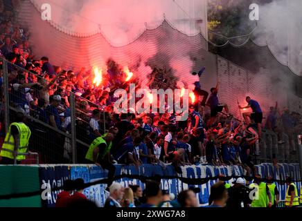 Offenbach, Hesse, Allemagne. 19 août 2024. Les supporters du FC Magdeburg lors d'un match de premier tour à Kickers Offenbach en DFB-Pokal le 19 août 2024 à Offenbach. Offenbach a gagné, 2-1. (Crédit image : © Scott Coleman/ZUMA Press Wire) USAGE ÉDITORIAL SEULEMENT! Non destiné à UN USAGE commercial ! Banque D'Images