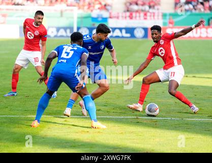 Offenbach, Hesse, Allemagne. 19 août 2024. Le milieu de terrain de Kickers Offenbach BOUBACAR BARRY (11 ans) déplace le ballon lors d'un match de premier tour contre 1. FC Magdeburg dans le DFB-Pokal le 19 août 2024 à Offenbach. Offenbach a gagné, 2-1. (Crédit image : © Scott Coleman/ZUMA Press Wire) USAGE ÉDITORIAL SEULEMENT! Non destiné à UN USAGE commercial ! Banque D'Images