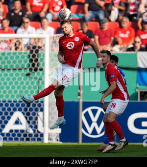 Offenbach, Hesse, Allemagne. 19 août 2024. Le défenseur ALEXANDER SORGE (5 ans) du Kickers Offenbach est en tête du ballon lors d'un match de premier tour en DFB-Pokal le 19 août 2024 à Offenbach. Offenbach a gagné, 2-1. (Crédit image : © Scott Coleman/ZUMA Press Wire) USAGE ÉDITORIAL SEULEMENT! Non destiné à UN USAGE commercial ! Banque D'Images