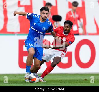 Offenbach, Hesse, Allemagne. 19 août 2024. Le milieu de terrain du FC Magdeburg ABU-BEKIR Ã-MER El-ZEIN (14 ans) déplace le ballon contre le milieu de terrain du Kickers Offenbach BOUBACAR BARRY (11 ans) lors d'un match de premier tour en DFB-Pokal le 19 août 2024 à Offenbach. Offenbach a gagné, 2-1. (Crédit image : © Scott Coleman/ZUMA Press Wire) USAGE ÉDITORIAL SEULEMENT! Non destiné à UN USAGE commercial ! Banque D'Images