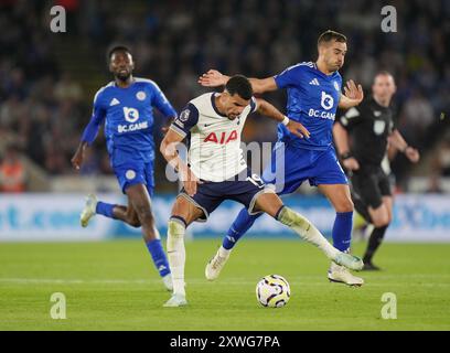 Dominic Solanke de Tottenham Hotspur (au centre) est défié par Harry Winks de Leicester City (à droite) lors du premier League match au King Power Stadium de Leicester. Date de la photo : lundi 19 août 2024. Banque D'Images