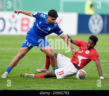 Offenbach, Hesse, Allemagne. 19 août 2024. Le milieu de terrain du FC Magdeburg ABU-BEKIR Ã-MER El-ZEIN (14 ans) affronte le milieu de terrain du Kickers Offenbach BOUBACAR BARRY (11 ans) lors d'un match de premier tour en DFB-Pokal le 19 août 2024 à Offenbach. Offenbach a gagné, 2-1. (Crédit image : © Scott Coleman/ZUMA Press Wire) USAGE ÉDITORIAL SEULEMENT! Non destiné à UN USAGE commercial ! Banque D'Images