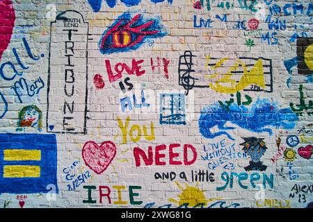 Vibrant Graffiti mural avec message d'amour sur Brick Wall Urban perspective Banque D'Images