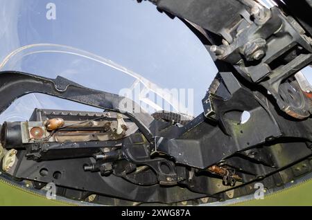 Musée canadien du patrimoine aéronautique Avro Lancaster FM213, connu sous le nom de Mynarski Lancaster. À l'intérieur de la tourelle supérieure centrale avec mitrailleuse Banque D'Images