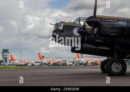 Canadian Warplane Heritage Museum Avro Lancaster FM213, connu sous le nom de Mynarski Lancaster à l'aéroport de Londres Southend avec des avions de ligne easyjet sur des stands Banque D'Images