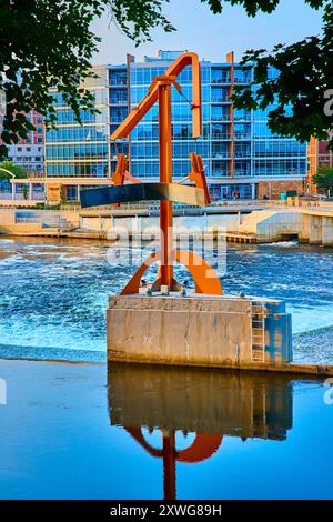 Sculpture urbaine moderne et bâtiments en verre près de Riverfront à South Bend Eye Level Banque D'Images