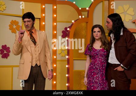 Femme de l'heure (2023) réalisé par Anna Kendrick et mettant en vedette Anna Kendrick, Tony Hale et Jedidiah Goodacre. Rodney Alcala était un tueur au milieu d'une frénésie meurtrière quand il a participé effrontément, et a remporté un rendez-vous sur, le populaire jeu télévisé 'The Dating Game'. Photographie publicitaire ***USAGE ÉDITORIAL SEULEMENT***. Crédit : BFA / Leah Gallo / vertical Banque D'Images