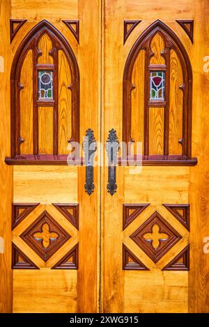 Portes gothiques en bois avec vitrail gros plan Banque D'Images