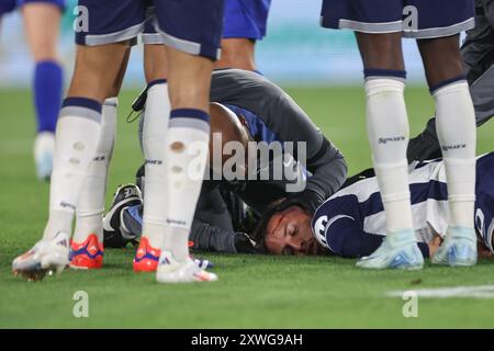 ***NOTE DES RÉDACTEURS CONENT GRAPHIQUE*** Rodrigo Bentancur de Tottenham Hotspur tombe blessé lors du match de premier League Leicester City vs Tottenham Hotspur au King Power Stadium, Leicester, Royaume-Uni, 19 août 2024 (photo de Mark Cosgrove/News images) Banque D'Images