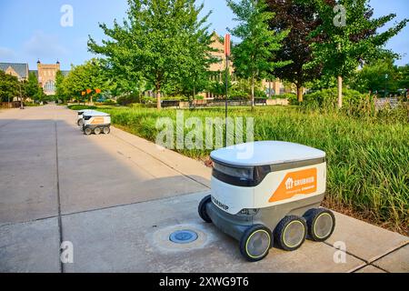 Robots de livraison autonomes sur University Campus Walkway perspective au niveau des yeux Banque D'Images