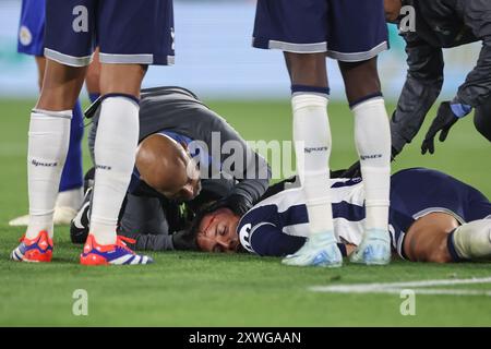 Leicester, Royaume-Uni. 19 août 2024. ***NOTE DES RÉDACTEURS GRAPIC CONENT*** Rodrigo Bentancur de Tottenham Hotspur tombe blessé lors du match de premier League Leicester City vs Tottenham Hotspur au King Power Stadium, Leicester, Royaume-Uni, 19 août 2024 (photo par Mark Cosgrove/News images) à Leicester, Royaume-Uni le 19/08/2024. (Photo de Mark Cosgrove/News images/SIPA USA) crédit : SIPA USA/Alamy Live News Banque D'Images