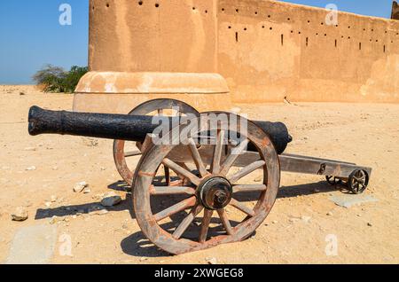 Cannon devant le fort historique d'Al Zubarah au Qatar avec un canon Banque D'Images