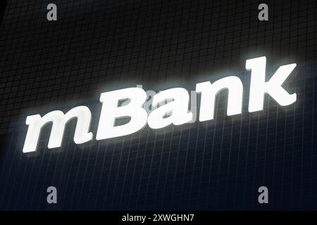 Poznan, Pologne. 13 août 2024 : panneau lumineux mBank sur le bâtiment en verre Banque D'Images