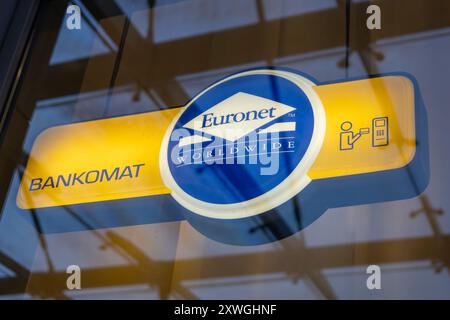 Poznan, Pologne. 13 août 2024 : Euronet Worldwide ATM Sign on Glass Banque D'Images