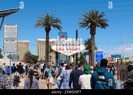 19.08.2024, AMERIKA, USA, Unterwegs in Amerika, Symbolbild, Themenbild, Verschiedene Themenbilder, Reise, ReiseImpresonen, Reisefeatures, Vereinigte Staaten von Amerika, Reisefeature, im Bild Bienvenue à Las Vegas ist ein beleuchtetes Schild auf dem Mittelstreifen des Las Vegas Boulevard, Las Vegas, Nevada, USA, Las Vegas Sign, *** 19 08 2024, AMERICA, USA, sur la route en Amérique, image symbole, image thème, images thèmes diverses, voyage, impressions de voyage, Travel Features, États-Unis d'Amérique, Travel Feature, in Picture Bienvenue à Fabulous Las Vegas est un panneau lumineux sur le Banque D'Images