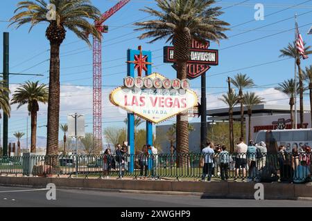 19.08.2024, AMERIKA, USA, Unterwegs in Amerika, Symbolbild, Themenbild, Verschiedene Themenbilder, Reise, ReiseImpresonen, Reisefeatures, Vereinigte Staaten von Amerika, Reisefeature, im Bild Bienvenue à Las Vegas ist ein beleuchtetes Schild auf dem Mittelstreifen des Las Vegas Boulevard, Las Vegas, Nevada, USA, Las Vegas Sign, *** 19 08 2024, AMERICA, USA, sur la route en Amérique, image symbole, image thème, images thèmes diverses, voyage, impressions de voyage, Travel Features, États-Unis d'Amérique, Travel Feature, in Picture Bienvenue à Fabulous Las Vegas est un panneau lumineux sur le Banque D'Images