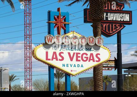 19.08.2024, AMERIKA, USA, Unterwegs in Amerika, Symbolbild, Themenbild, Verschiedene Themenbilder, Reise, ReiseImpresonen, Reisefeatures, Vereinigte Staaten von Amerika, Reisefeature, im Bild Bienvenue à Las Vegas ist ein beleuchtetes Schild auf dem Mittelstreifen des Las Vegas Boulevard, Las Vegas, Nevada, USA, Las Vegas Sign, *** 19 08 2024, AMERICA, USA, sur la route en Amérique, image symbole, image thème, images thèmes diverses, voyage, impressions de voyage, Travel Features, États-Unis d'Amérique, Travel Feature, in Picture Bienvenue à Fabulous Las Vegas est un panneau lumineux sur le Banque D'Images