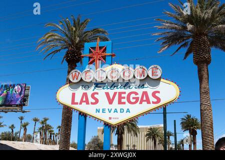 19.08.2024, AMERIKA, USA, Unterwegs in Amerika, Symbolbild, Themenbild, Verschiedene Themenbilder, Reise, ReiseImpresonen, Reisefeatures, Vereinigte Staaten von Amerika, Reisefeature, im Bild Bienvenue à Las Vegas ist ein beleuchtetes Schild auf dem Mittelstreifen des Las Vegas Boulevard, Las Vegas, Nevada, USA, Las Vegas Sign, *** 19 08 2024, AMERICA, USA, sur la route en Amérique, image symbole, image thème, images thèmes diverses, voyage, impressions de voyage, Travel Features, États-Unis d'Amérique, Travel Feature, in Picture Bienvenue à Fabulous Las Vegas est un panneau lumineux sur le Banque D'Images