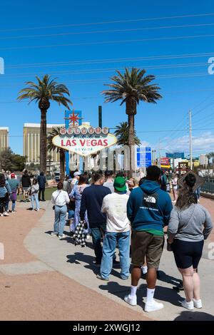 19.08.2024, AMERIKA, USA, Unterwegs in Amerika, Symbolbild, Themenbild, Verschiedene Themenbilder, Reise, ReiseImpresonen, Reisefeatures, Vereinigte Staaten von Amerika, Reisefeature, im Bild Bienvenue à Las Vegas ist ein beleuchtetes Schild auf dem Mittelstreifen des Las Vegas Boulevard, Las Vegas, Nevada, USA, Las Vegas Sign, *** 19 08 2024, AMERICA, USA, sur la route en Amérique, image symbole, image thème, images thèmes diverses, voyage, impressions de voyage, Travel Features, États-Unis d'Amérique, Travel Feature, in Picture Bienvenue à Fabulous Las Vegas est un panneau lumineux sur le Banque D'Images