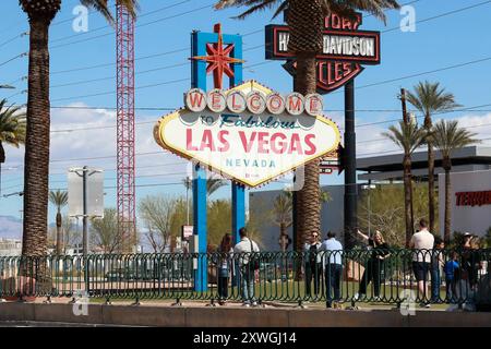 19.08.2024, AMERIKA, USA, Unterwegs in Amerika, Symbolbild, Themenbild, Verschiedene Themenbilder, Reise, ReiseImpresonen, Reisefeatures, Vereinigte Staaten von Amerika, Reisefeature, im Bild Bienvenue à Las Vegas ist ein beleuchtetes Schild auf dem Mittelstreifen des Las Vegas Boulevard, Las Vegas, Nevada, USA, Las Vegas Sign, *** 19 08 2024, AMERICA, USA, sur la route en Amérique, image symbole, image thème, images thèmes diverses, voyage, impressions de voyage, Travel Features, États-Unis d'Amérique, Travel Feature, in Picture Bienvenue à Fabulous Las Vegas est un panneau lumineux sur le Banque D'Images