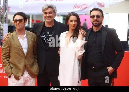 BiH, Sarajevo, 190824. Le tapis rouge le quatrième jour du Festival du film de Sarajevo. Sur la photo : Srdjan Vuletic, Dina Musanovic. Photo : Antonio Balic / CROPIX Copyright : xxAntonioxBalicx crveni tepih sff1-190824 Banque D'Images