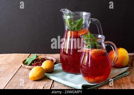 Boire avec des fruits dans une cruche. Compote de baies. Boissons rafraîchissantes pour l'été à base de baies Banque D'Images