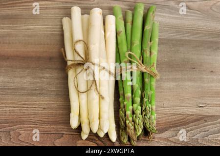 Asperges de jardin, gras de moineau, asperges sauvages (Asparagus officinalis), asperges blanches et vertes fraîchement récoltées Banque D'Images