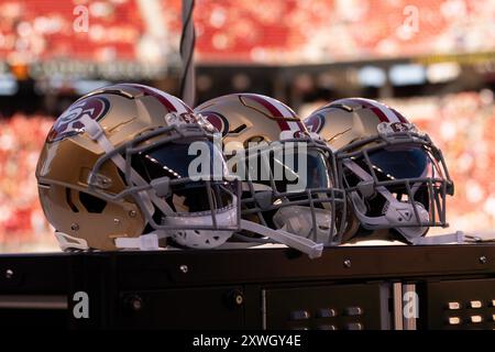 18 août 2024 ; Santa Clara, CALIFORNIE, États-Unis; vue générale des casques San Francisco 49ers avant le début du premier quart-temps face aux New Orleans Banque D'Images