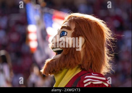 18 août 2024 ; Santa Clara, CALIFORNIE, États-Unis; la mascotte des 49ers de San Francisco Sourdough Sam représente l'hymne national avant le début du premier quart A. Banque D'Images