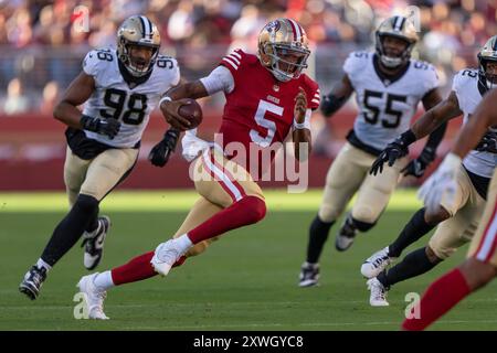 18 août 2024 ; Santa Clara, CALIFORNIE, États-Unis; le quarterback Joshua Dobbs (5) des 49ers de San Francisco court avec le football pendant le deuxième quart-temps contre le Banque D'Images