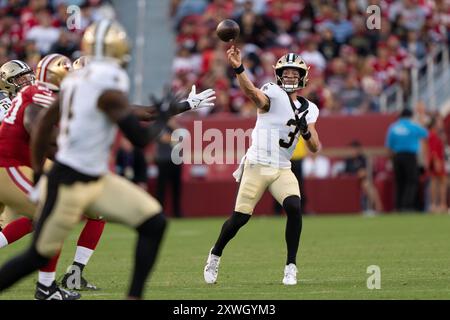 18 août 2024 ; Santa Clara, CALIFORNIE, États-Unis; le quarterback des Saints de la Nouvelle-Orléans Jake Haener (3) lance le football lors du troisième quart-temps face aux San FR Banque D'Images