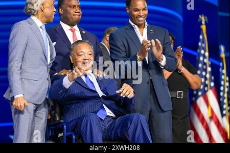 Chicago, États-Unis. 19 août 2024. Le leader des droits civiques Rev. Jesse Jackson (C) apparaît lors de la Convention nationale démocrate de 2024 au United Center à Chicago, Illinois, le lundi 19 août 2024. La convention aura lieu du 19 au 22 août. Photo de Matt Marton/UPI. Crédit : UPI/Alamy Live News Banque D'Images